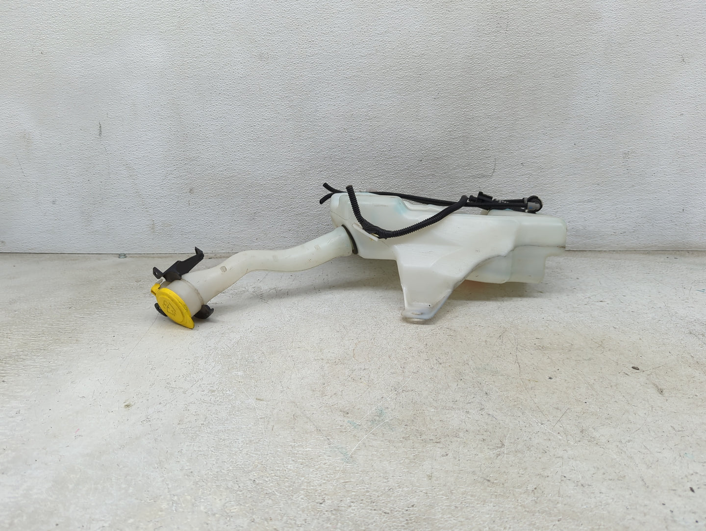 2013-2014 Ford Escape Windshield Washer Fluid Reservoir Bottle Oem 1474078 - Oemusedautoparts1.com