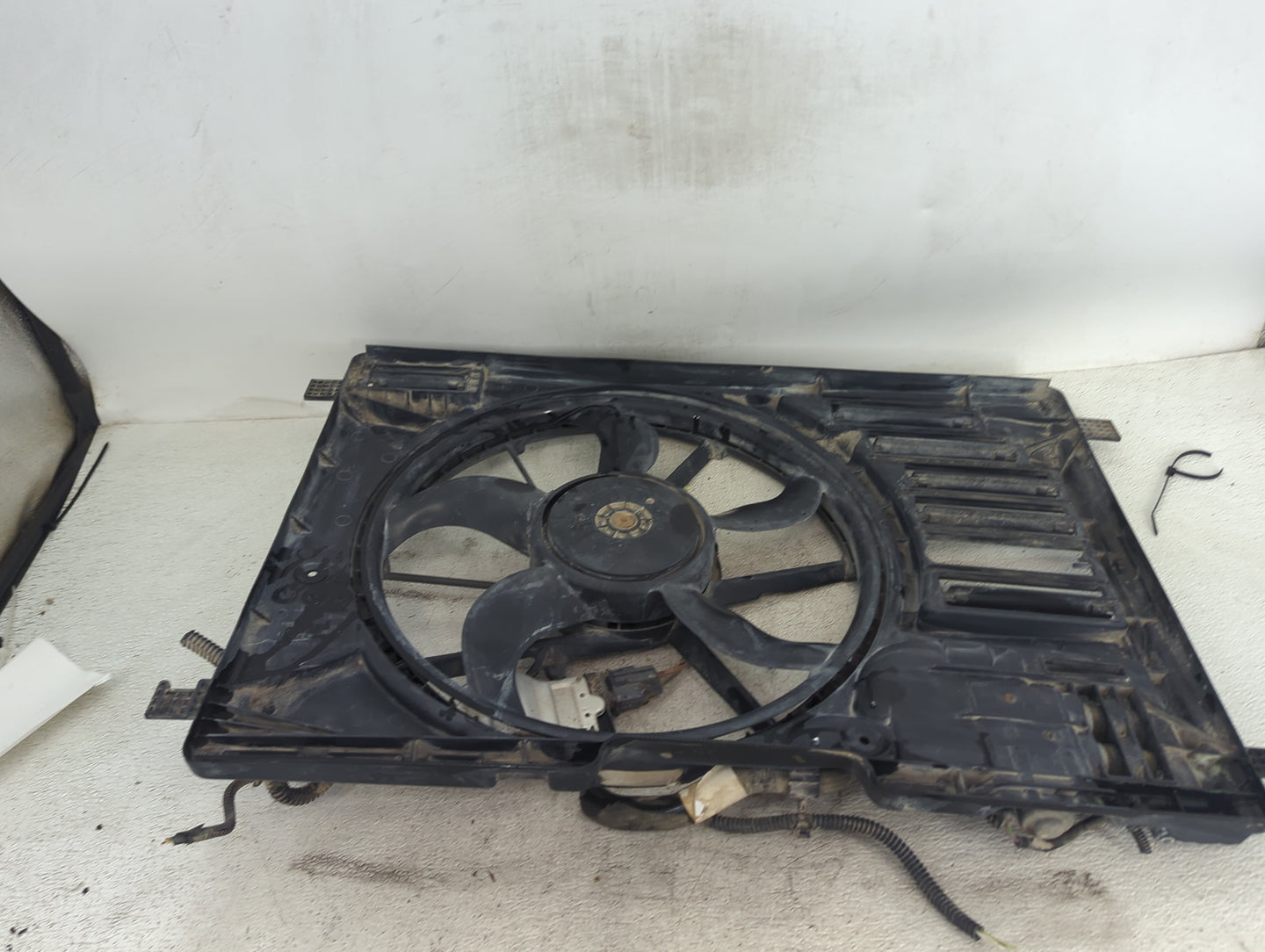 2013-2016 Ford Escape Electric Radiator Cooling Fan Motor Assembly P/N:CV61-8C607-DC 0130308459 Fits Fits 2013 2014 2015 201