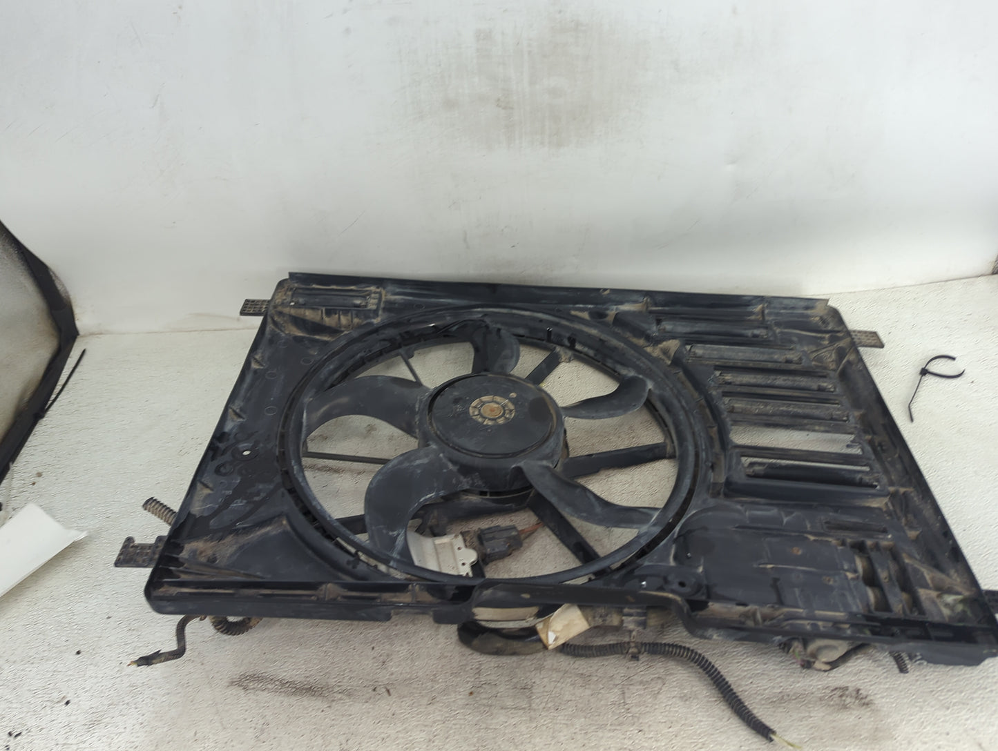 2013-2016 Ford Escape Electric Radiator Cooling Fan Motor Assembly P/N:CV61-8C607-DC 0130308459 Fits Fits 2013 2014 2015 201