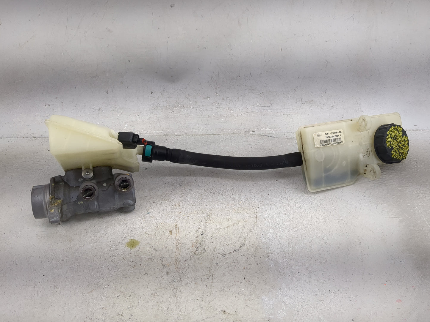 2013-2019 Ford Escape Brake Master Cylinder 1492460 - Oemusedautoparts1.com