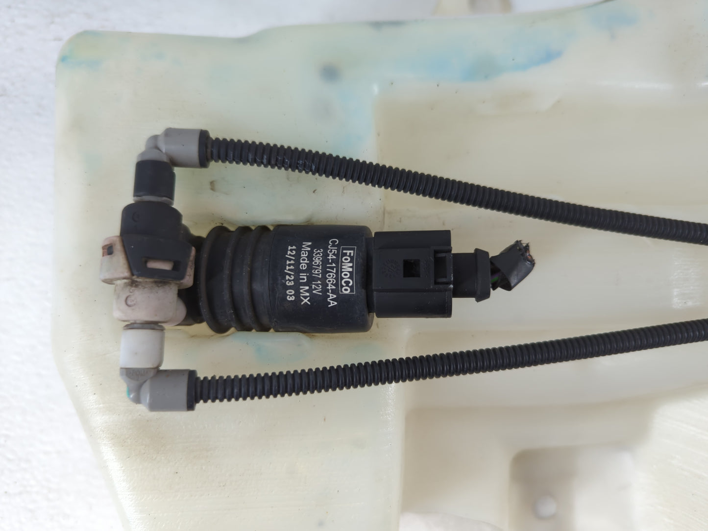 2013-2014 Ford Escape Windshield Washer Fluid Reservoir Bottle Oem 819917 - Oemusedautoparts1.com