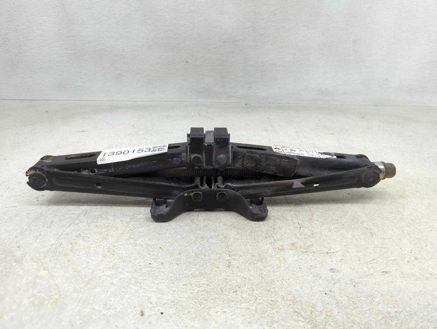 2013 Ford Explorer Spare Scissor Car Jack 1390153 - Oemusedautoparts1.com