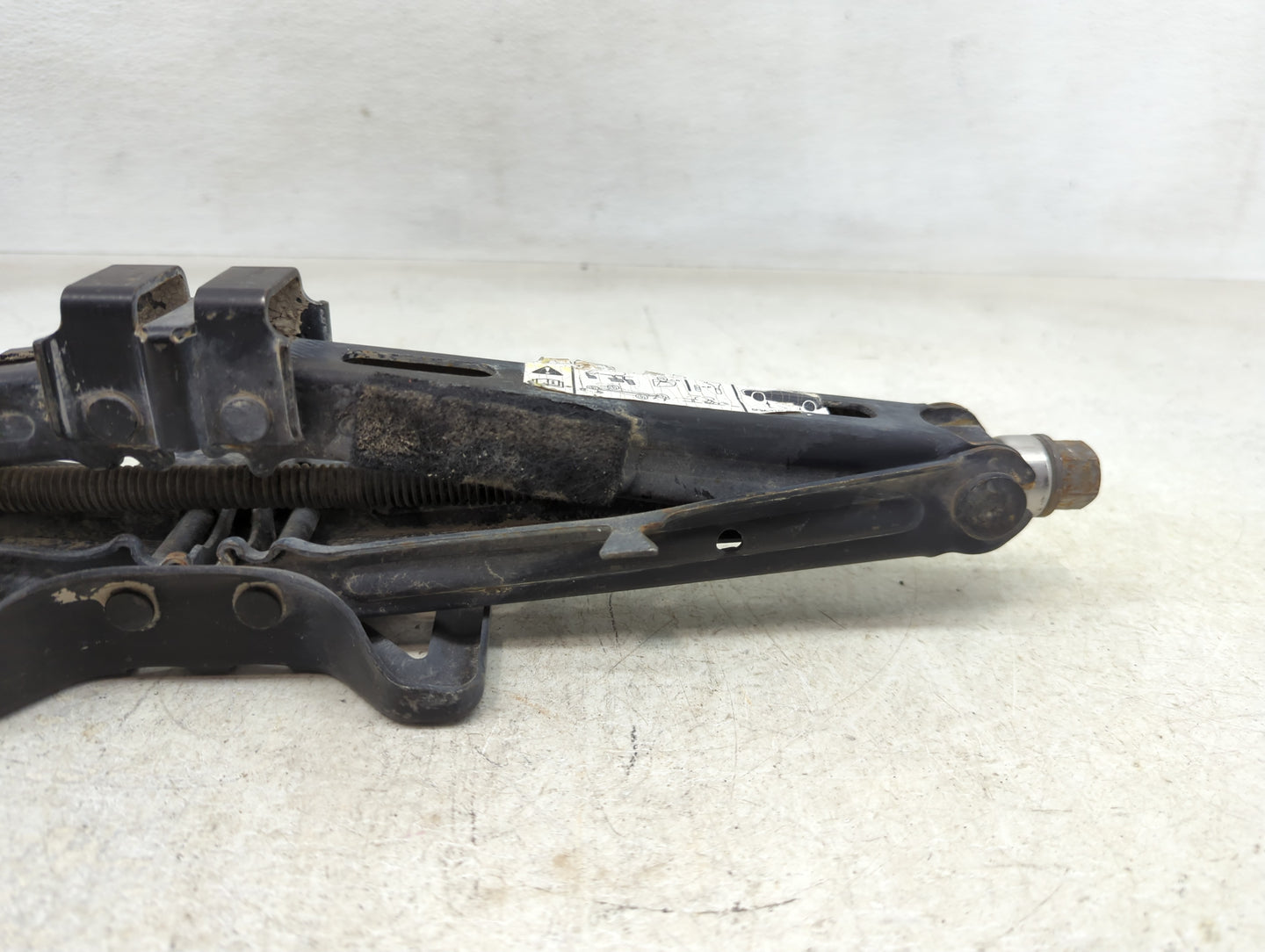 2013 Ford Explorer Spare Scissor Car Jack 1390153 - Oemusedautoparts1.com