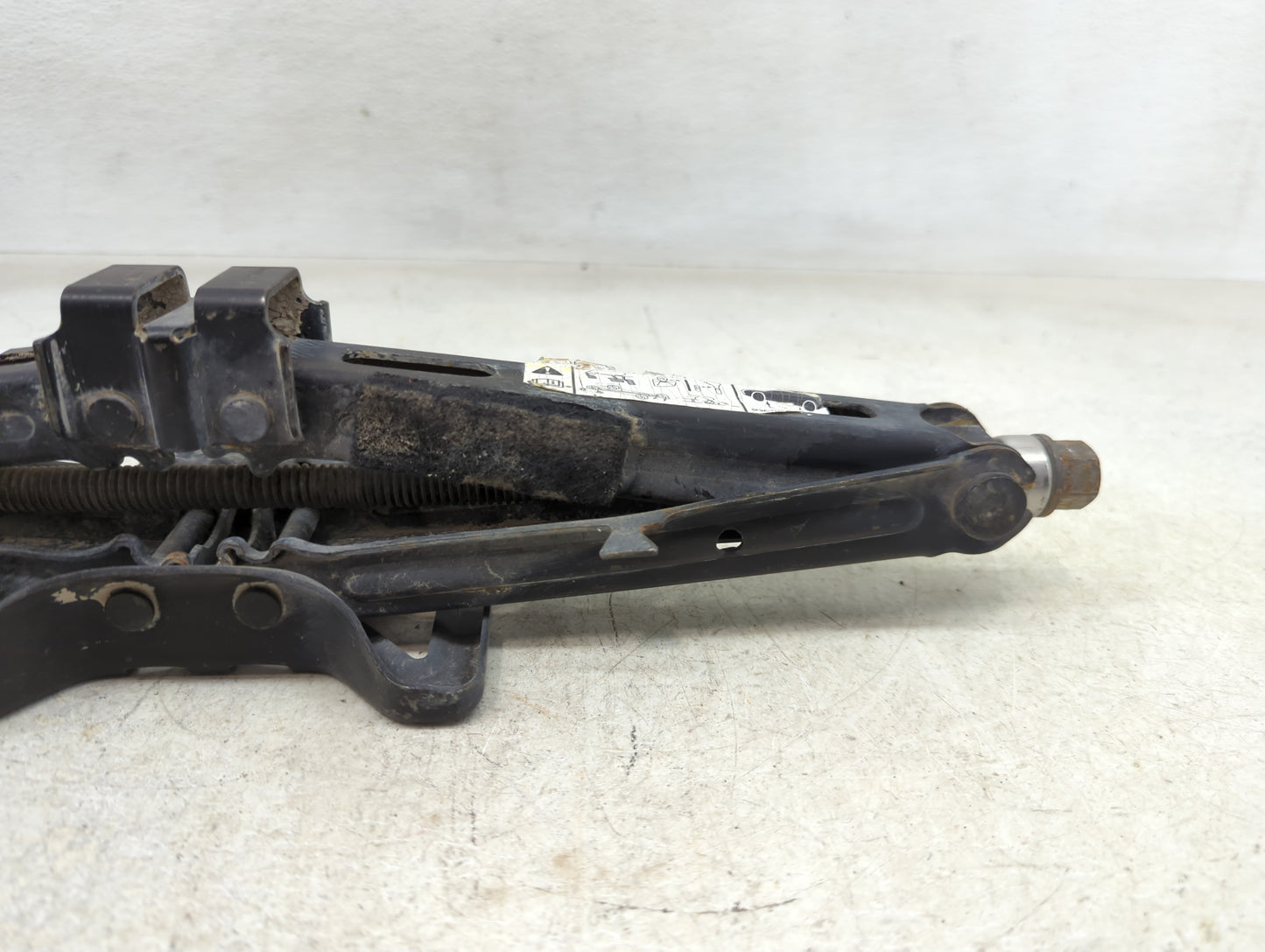 2013 Ford Explorer Spare Scissor Car Jack 1390153 - Oemusedautoparts1.com