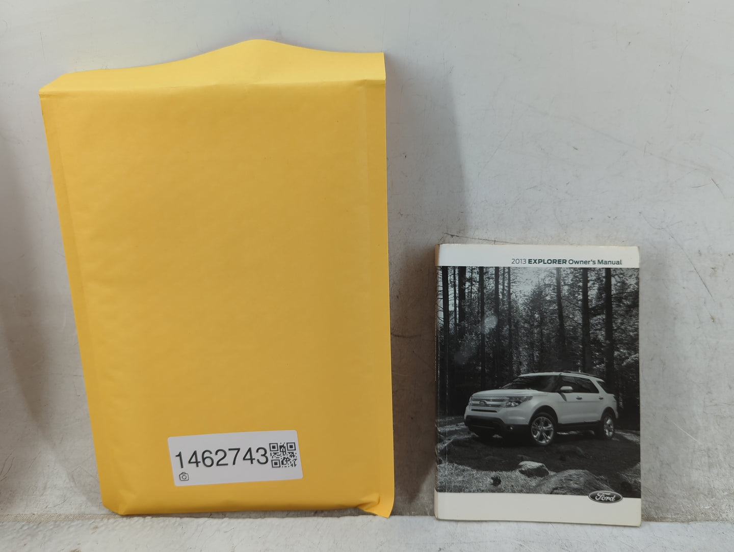 2013 Ford Explorer Owners Manual Book Guide P/N:DL2J19A321AB OEM Used Auto Parts - Oemusedautoparts1.com