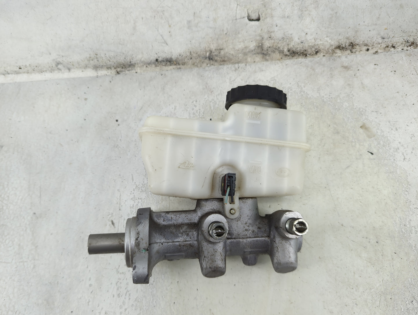 2011-2013 Ford F-150 Brake Master Cylinder 1492396 - Oemusedautoparts1.com