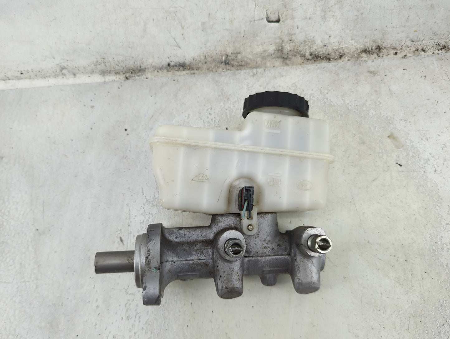 2011-2013 Ford F-150 Brake Master Cylinder 1492396 - Oemusedautoparts1.com