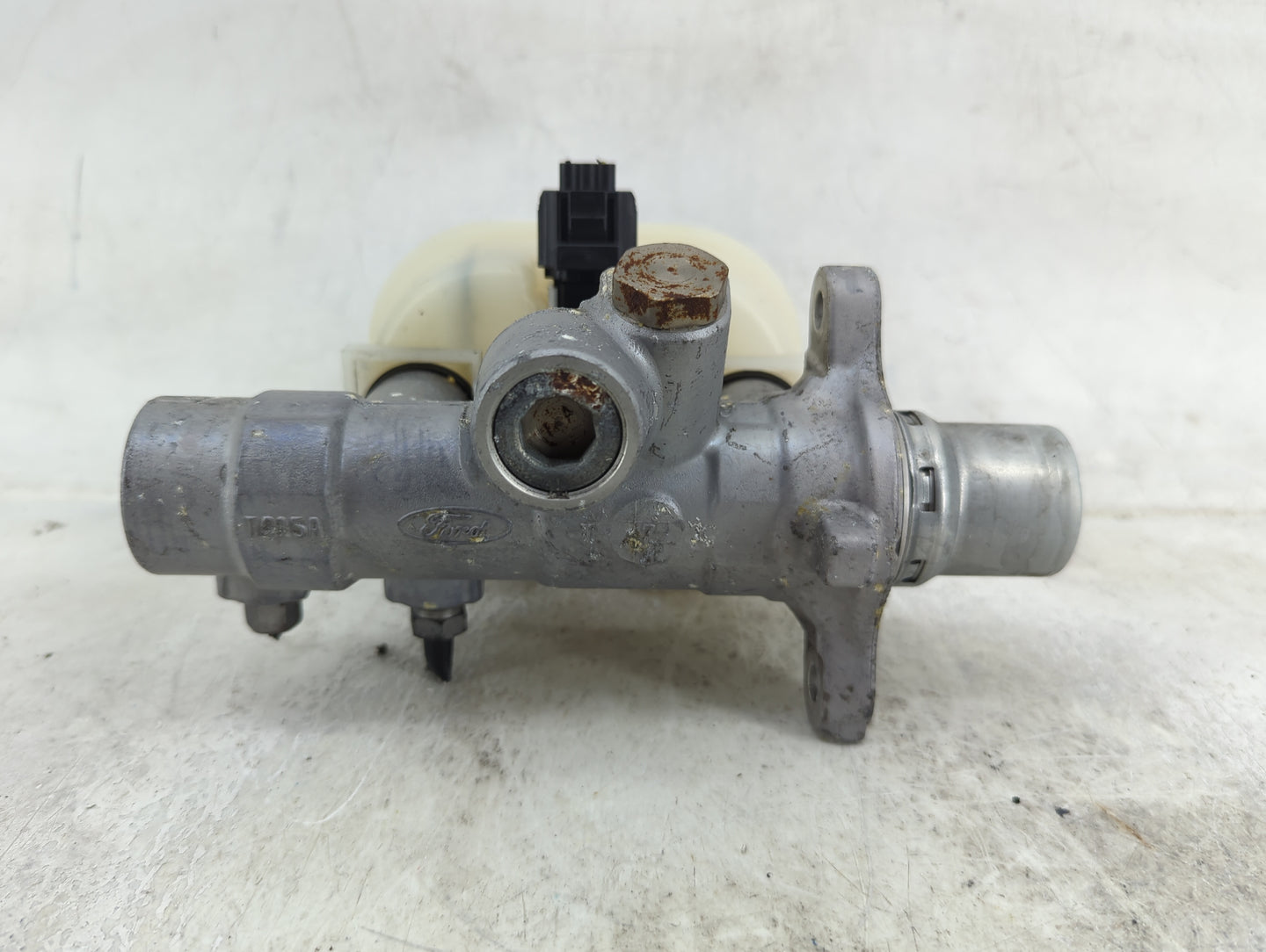 Ford F150 Brake Master Cylinder 1490572 - Oemusedautoparts1.com