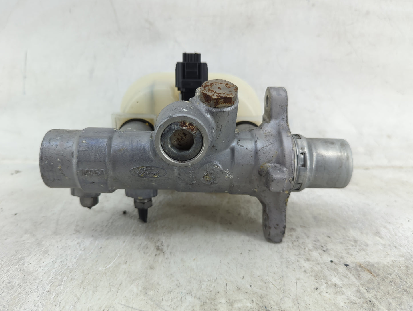 Ford F150 Brake Master Cylinder 1490572 - Oemusedautoparts1.com