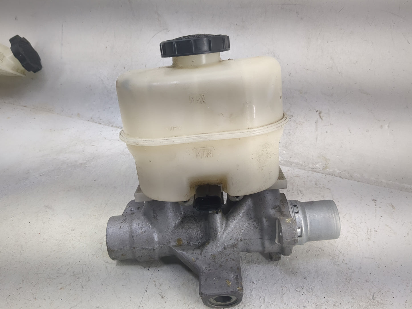 Ford F150 Brake Master Cylinder 1497392 - Oemusedautoparts1.com