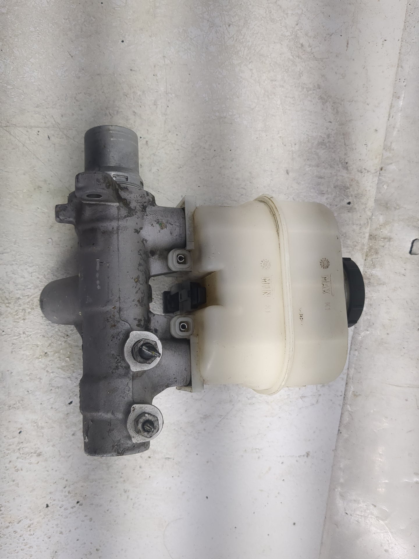 Ford F150 Brake Master Cylinder 1497870 - Oemusedautoparts1.com
