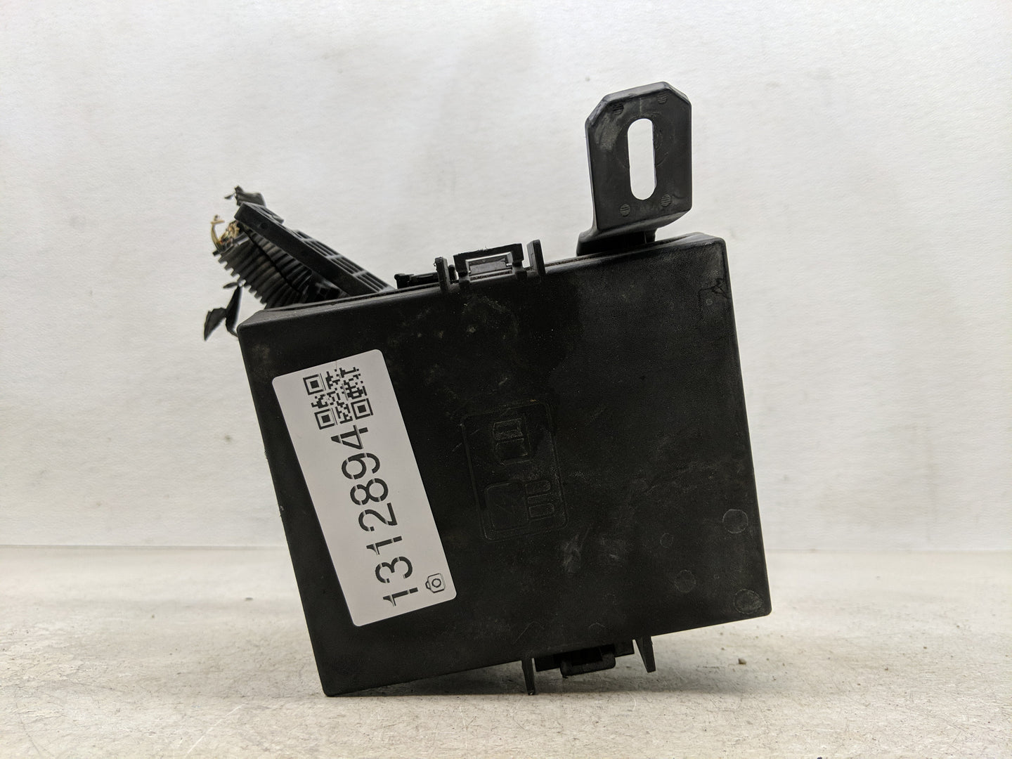 2011-2013 Ford Fiesta Fusebox Fuse Box Panel Relay Module P/N:6001389001 Fits Fits 2011 2012 2013 OEM Used Auto Parts - Oemu