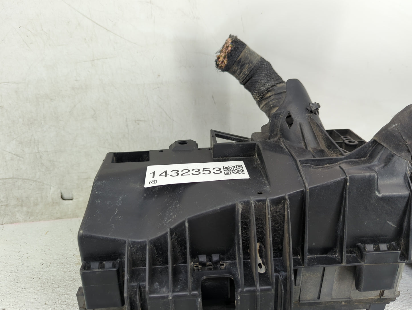 2013-2015 Ford Flex Fusebox Fuse Box Panel Relay Module P/N:DG1T-14A003-BA Fits Fits 2013 2014 2015 OEM Used Auto Parts - Oe