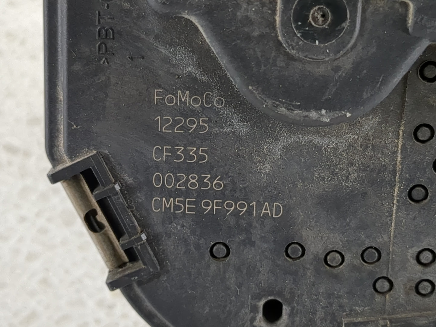 2012-2013 Ford Focus Throttle Body P/N:CM5E 9F991 AD DS7E-9F991-BB Fits Fits 2012 2013 2014 2015 2016 2017 OEM Used Auto Par