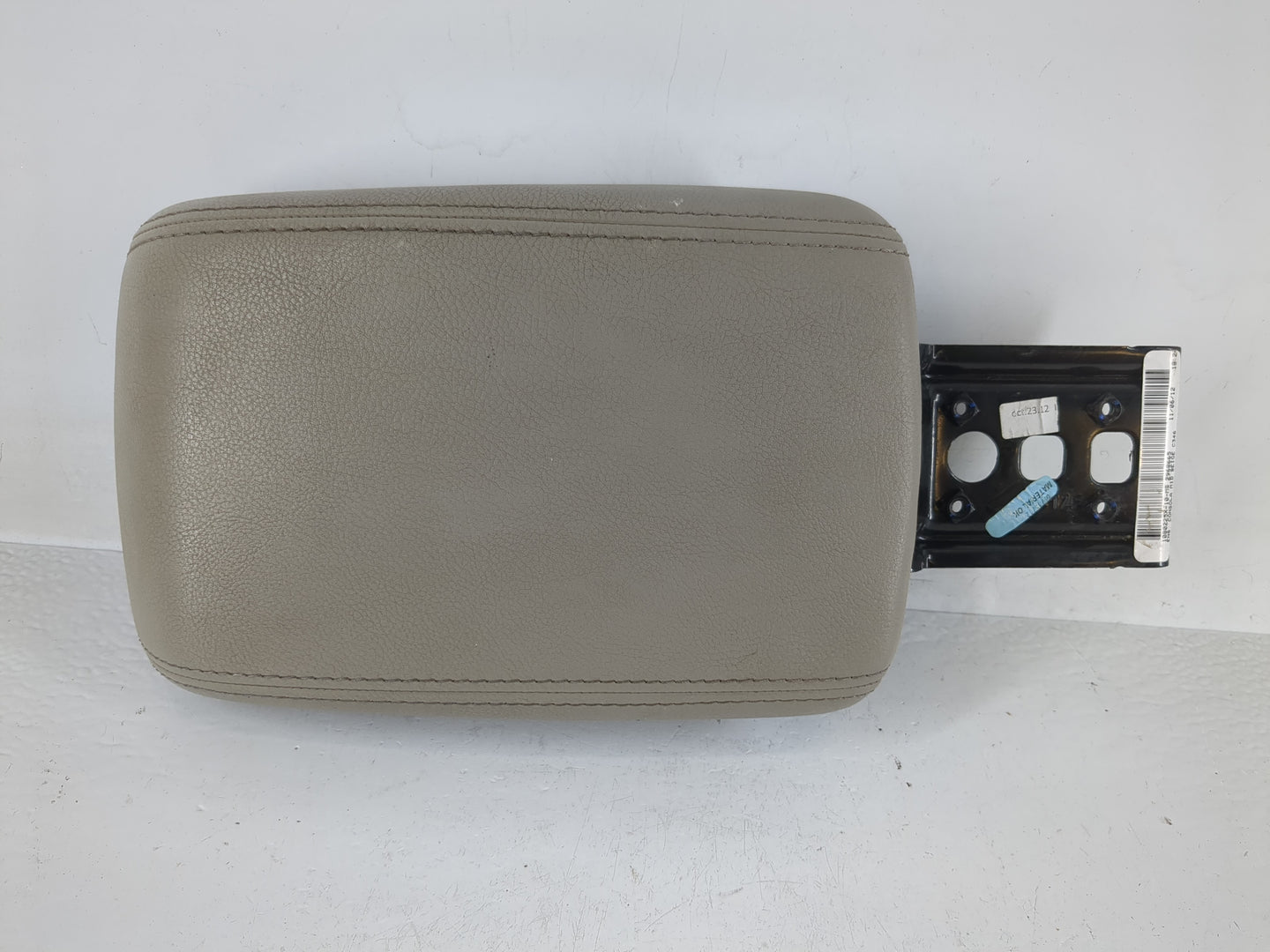 2012-2014 Ford Focus Center Console Armrest Cover Lid P/N:1080225X-10-MS Fits Fits 2012 2013 2014 OEM Used Auto Parts - Oemu