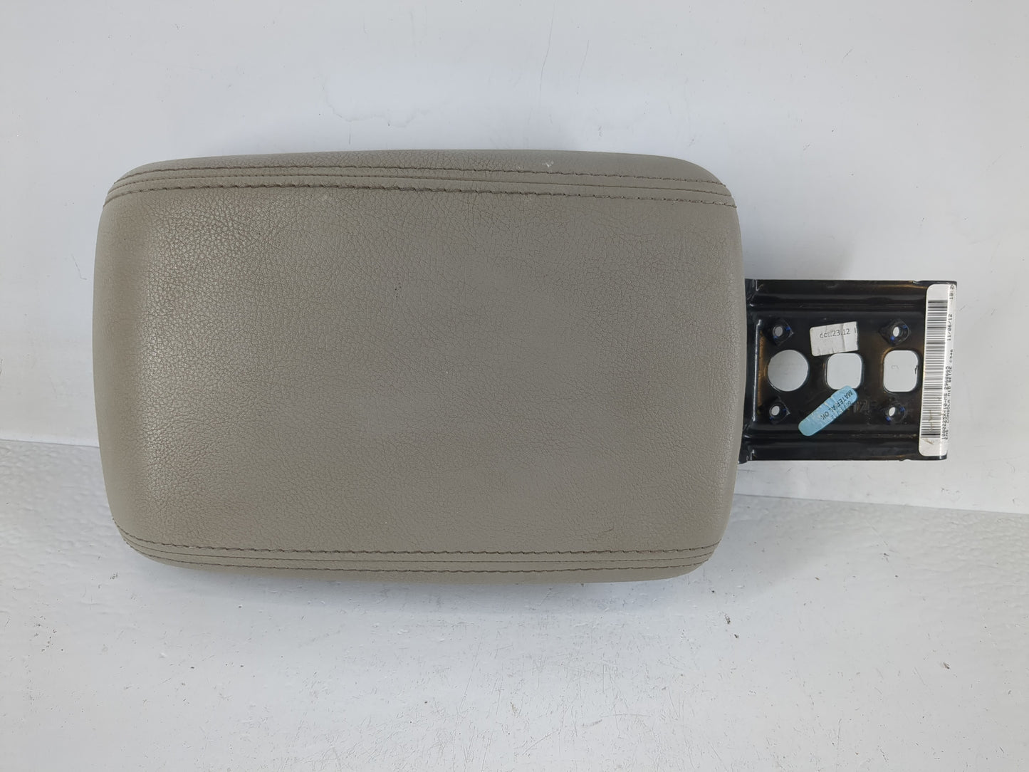2012-2014 Ford Focus Center Console Armrest Cover Lid P/N:1080225X-10-MS Fits Fits 2012 2013 2014 OEM Used Auto Parts - Oemu