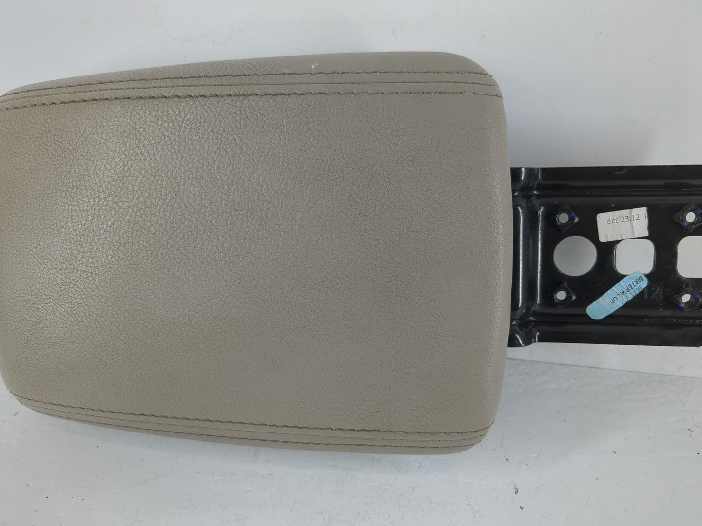 2012-2014 Ford Focus Center Console Armrest Cover Lid P/N:1080225X-10-MS Fits Fits 2012 2013 2014 OEM Used Auto Parts - Oemu