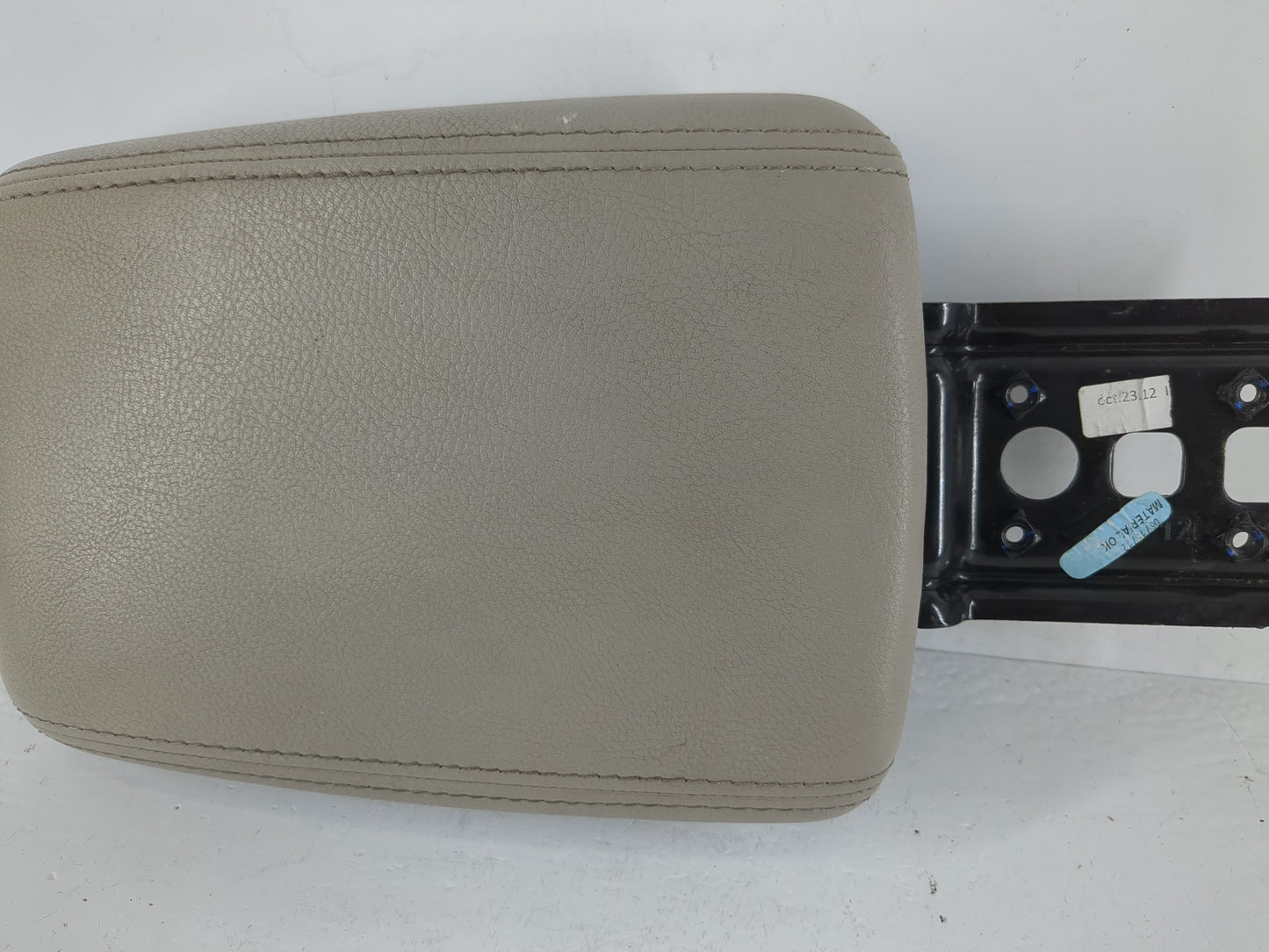 2012-2014 Ford Focus Center Console Armrest Cover Lid P/N:1080225X-10-MS Fits Fits 2012 2013 2014 OEM Used Auto Parts - Oemu