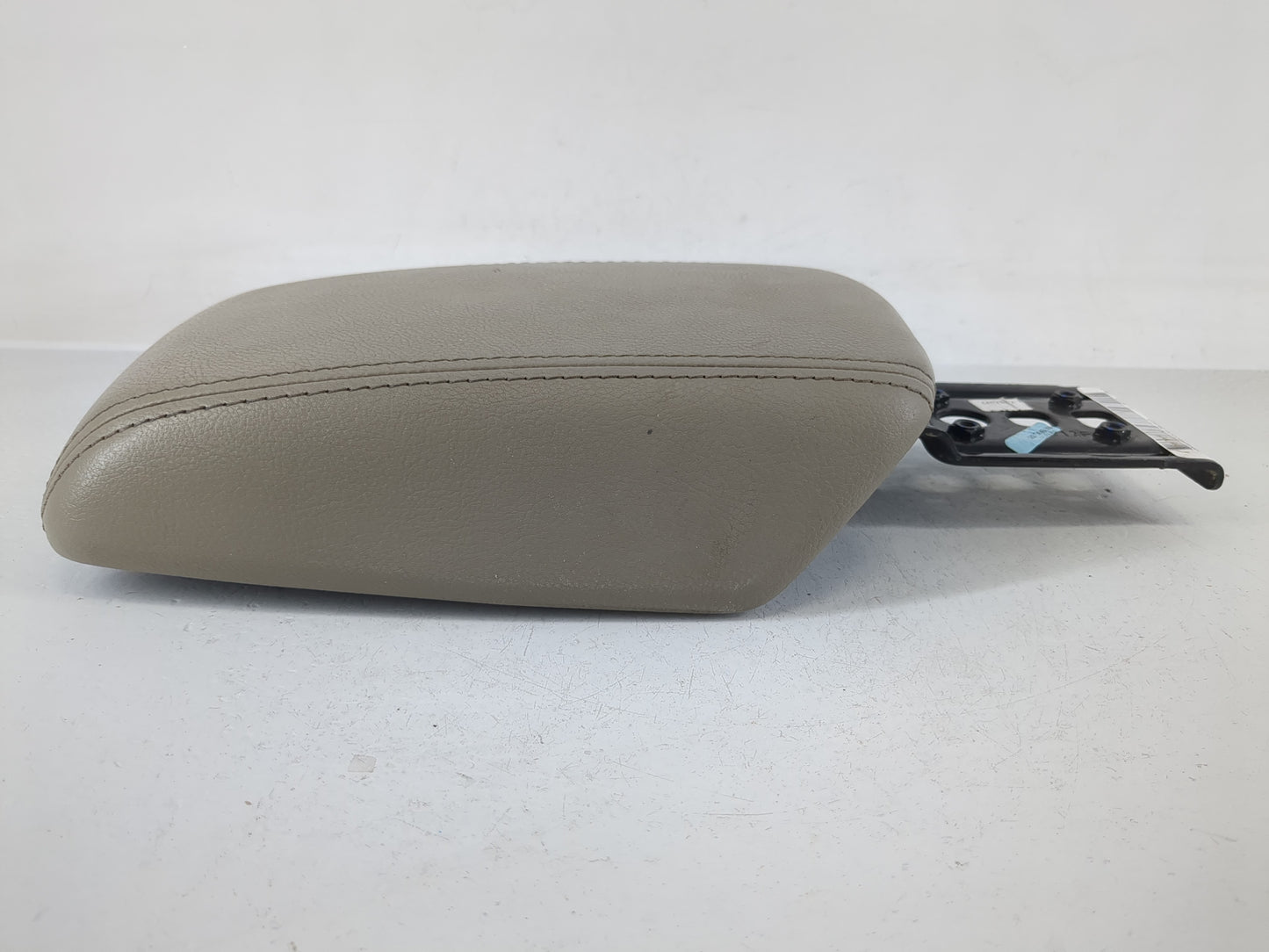 2012-2014 Ford Focus Center Console Armrest Cover Lid P/N:1080225X-10-MS Fits Fits 2012 2013 2014 OEM Used Auto Parts - Oemu