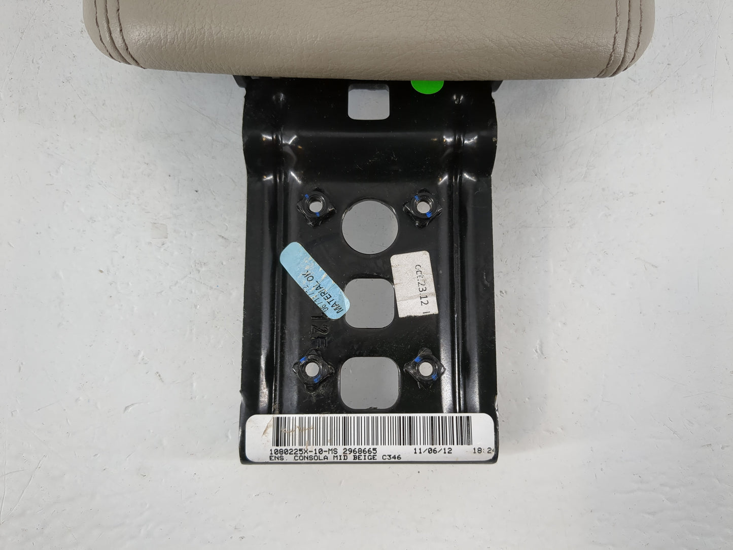 2012-2014 Ford Focus Center Console Armrest Cover Lid P/N:1080225X-10-MS Fits Fits 2012 2013 2014 OEM Used Auto Parts - Oemu