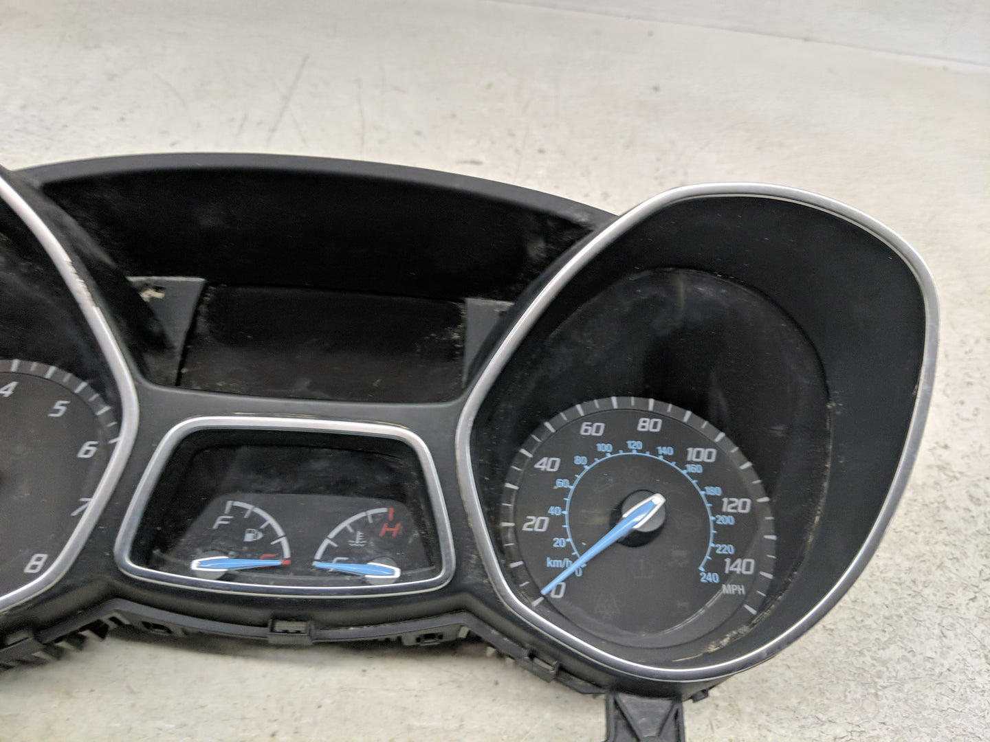 2013-2014 Ford Focus Instrument Cluster Speedometer Gauges P/N:CM5T-10849-CTB Fits Fits 2013 2014 OEM Used Auto Parts - Oemu