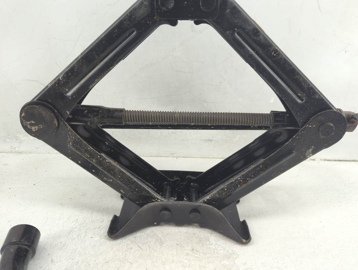 2013 Ford Focus Spare Scissor Car Jack 1390172 - Oemusedautoparts1.com
