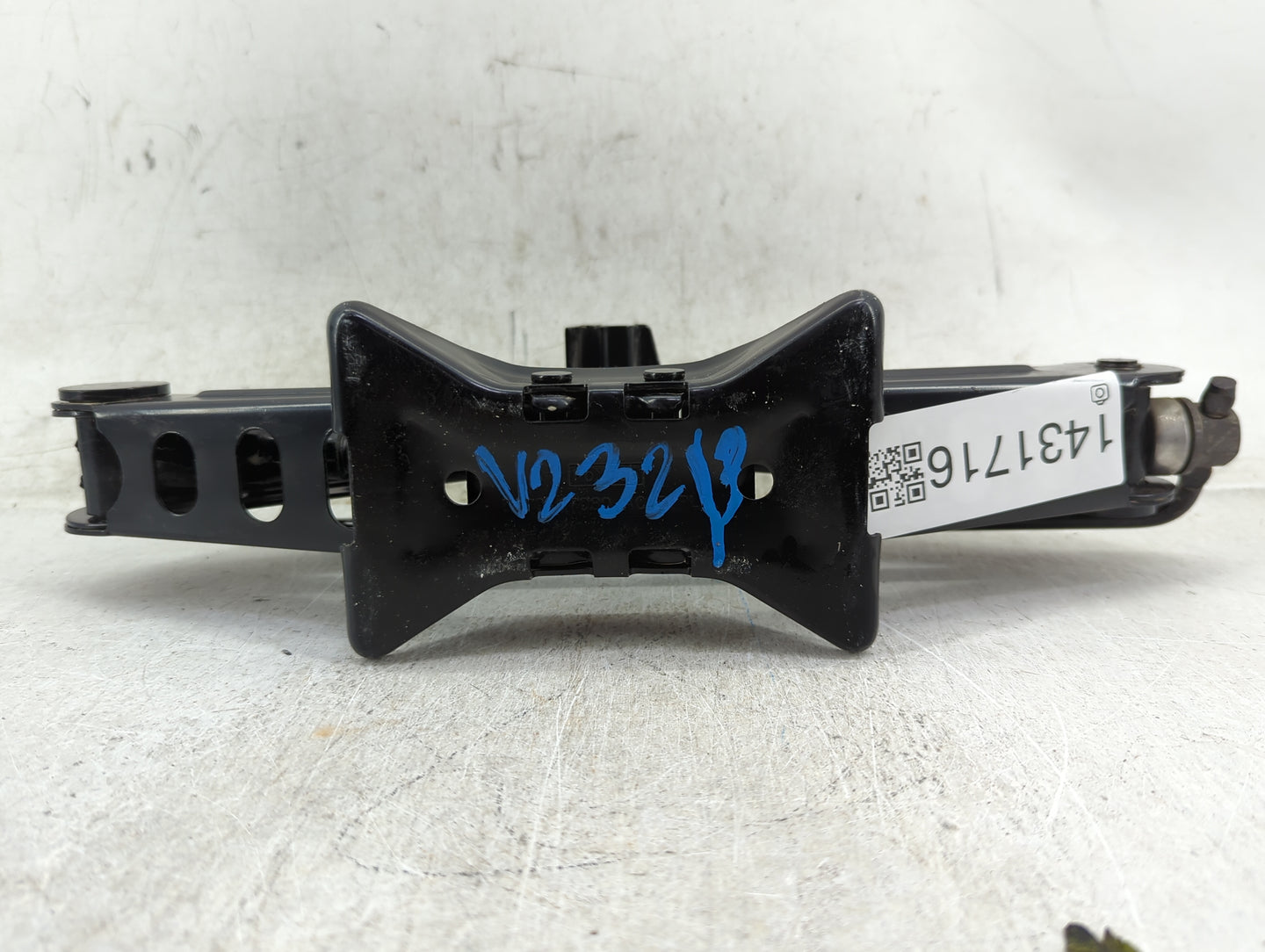 2013 Ford Focus Spare Scissor Car Jack - Oemusedautoparts1.com