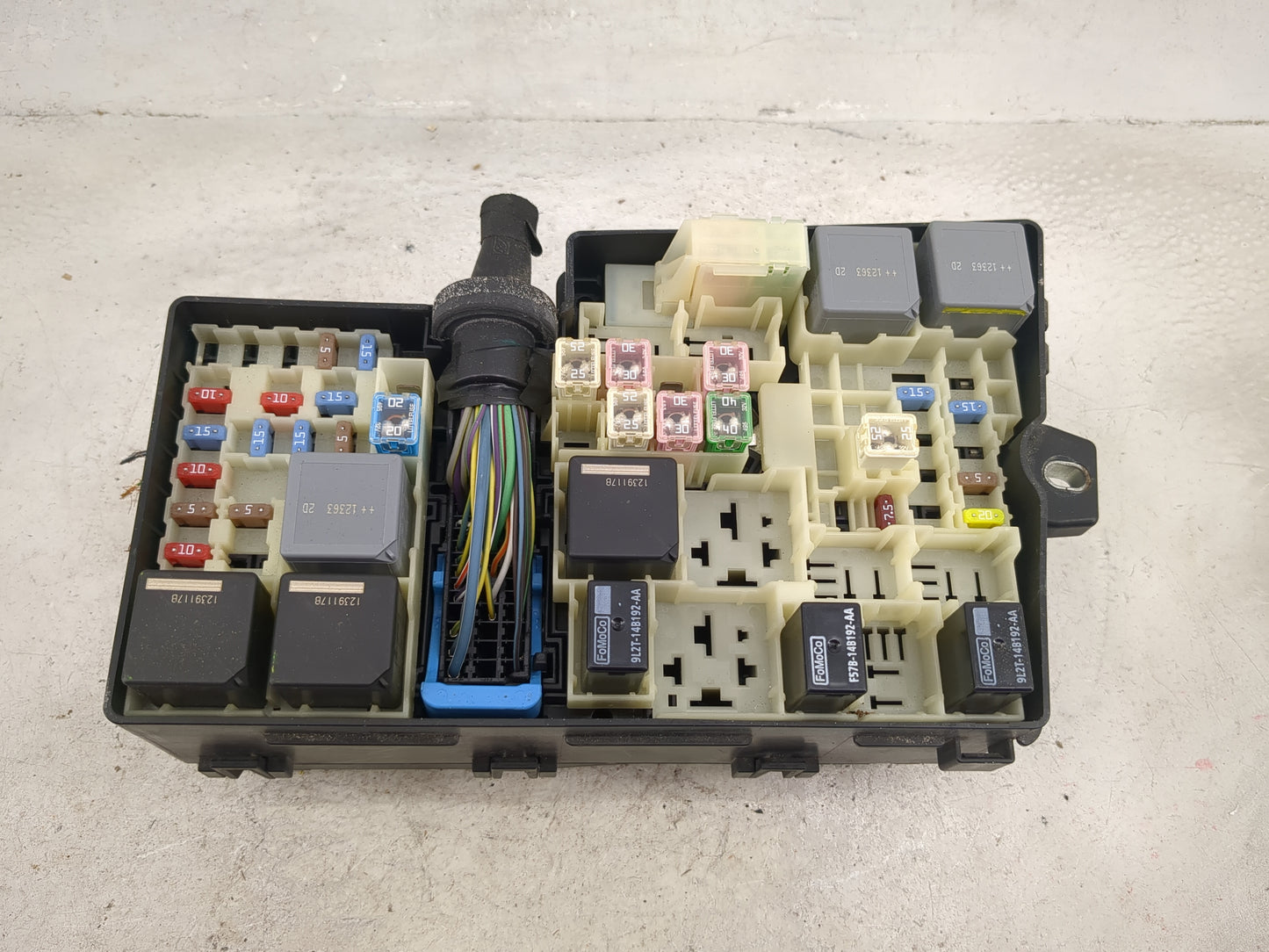 2012-2014 Ford Focus Fusebox Fuse Box Panel Relay Module P/N:AV6T-14A067-AC 5B0Q10107 Fits Fits 2012 2013 2014 OEM Used Auto