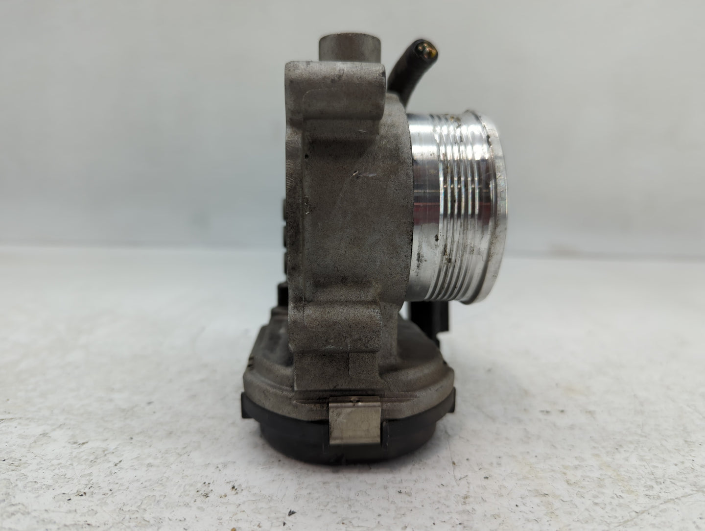 2012-2013 Ford Focus Throttle Body P/N:007969 CMSE 9F991 AD Fits Fits 2012 2013 2014 2015 2016 2017 OEM Used Auto Parts - Oe