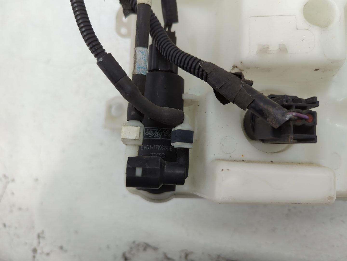 2012-2018 Ford Focus Windshield Washer Fluid Reservoir Bottle Oem - Oemusedautoparts1.com