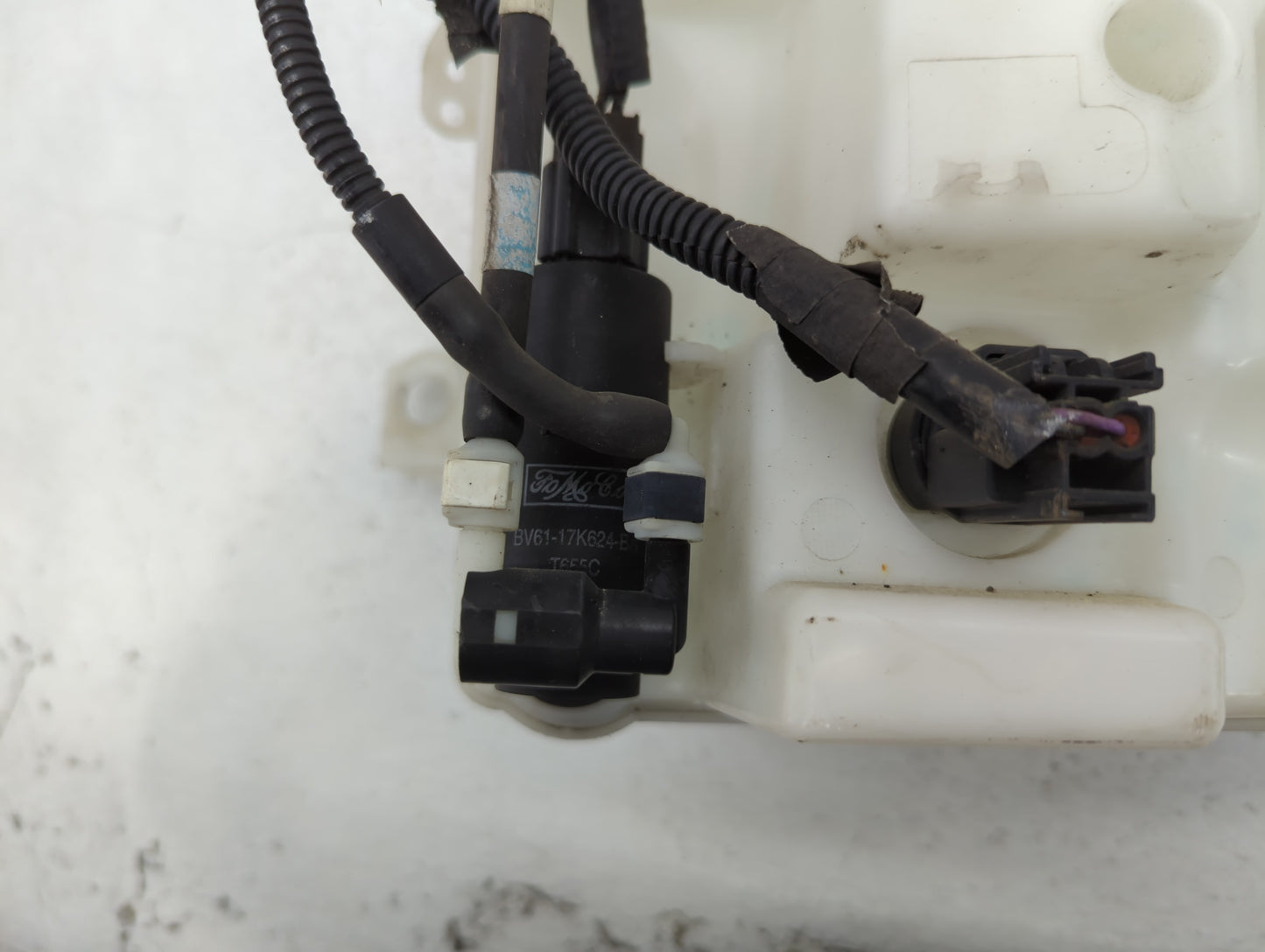 2012-2018 Ford Focus Windshield Washer Fluid Reservoir Bottle Oem - Oemusedautoparts1.com