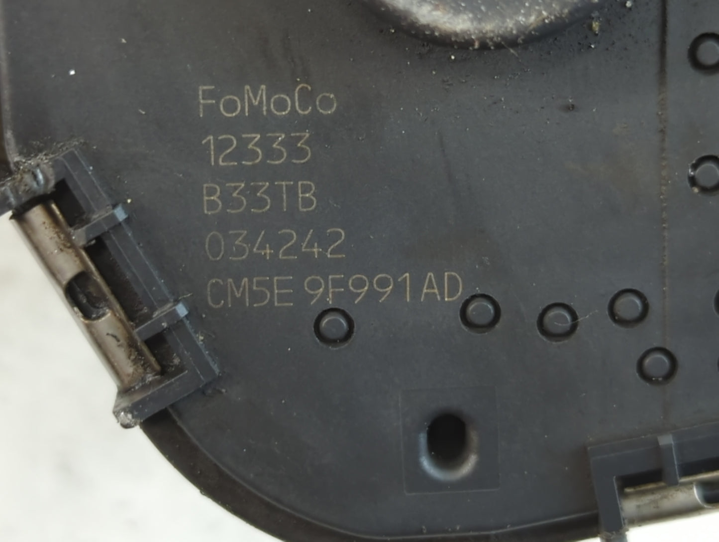 2012-2013 Ford Focus Throttle Body P/N:CM5E 9F991 AD Fits Fits 2012 2013 2014 2015 2016 2017 OEM Used Auto Parts - Oemusedau