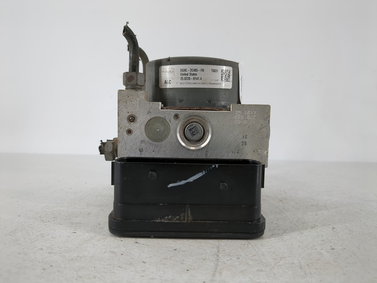 2013 Ford Fusion ABS Pump Control Module Replacement P/N:DG9C-2C405-FB Fits OEM Used Auto Parts - Oemusedautoparts1.com