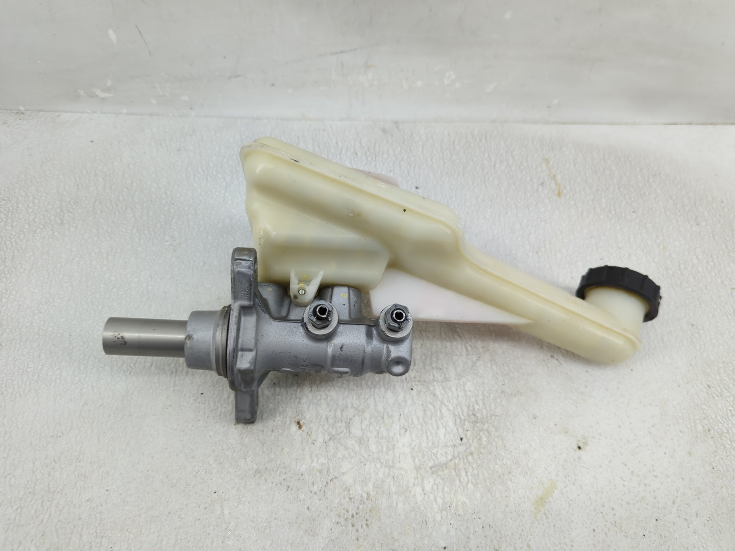 2013-2016 Ford Fusion Brake Master Cylinder - Oemusedautoparts1.com
