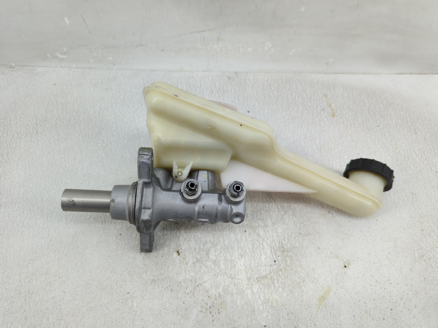 2013-2016 Ford Fusion Brake Master Cylinder - Oemusedautoparts1.com