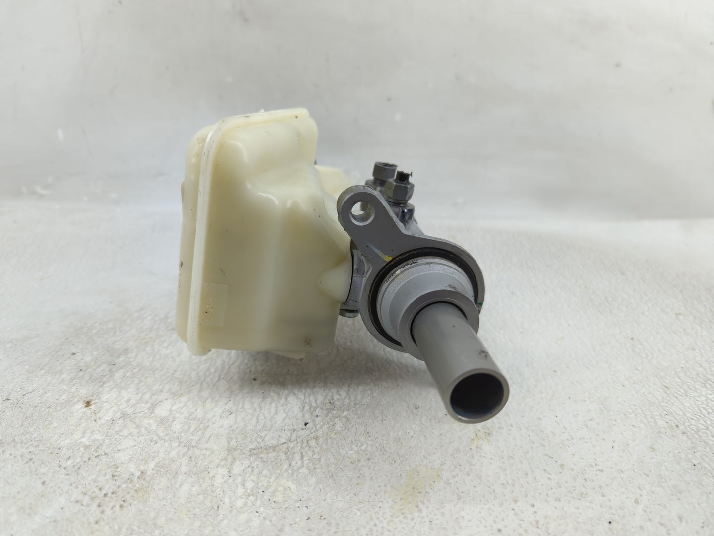 2013-2016 Ford Fusion Brake Master Cylinder - Oemusedautoparts1.com