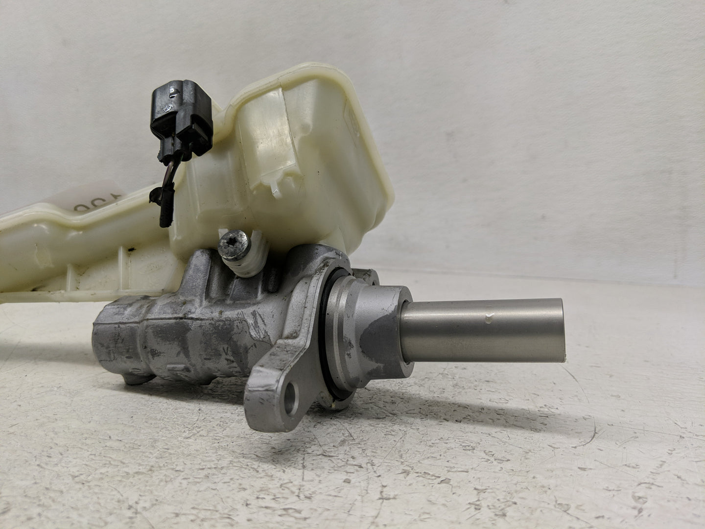 2013-2016 Ford Fusion Brake Master Cylinder - Oemusedautoparts1.com
