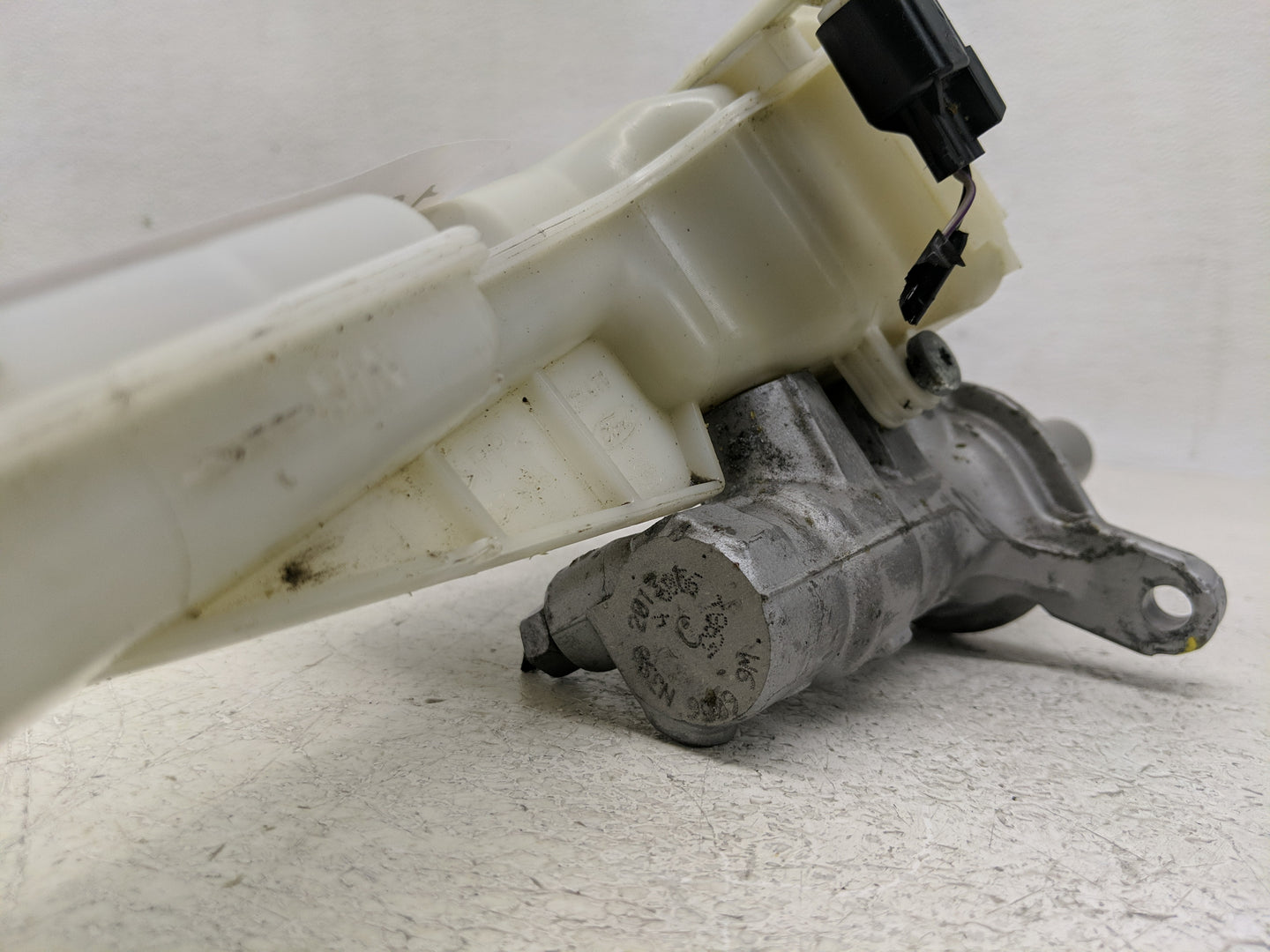 2013-2016 Ford Fusion Brake Master Cylinder - Oemusedautoparts1.com
