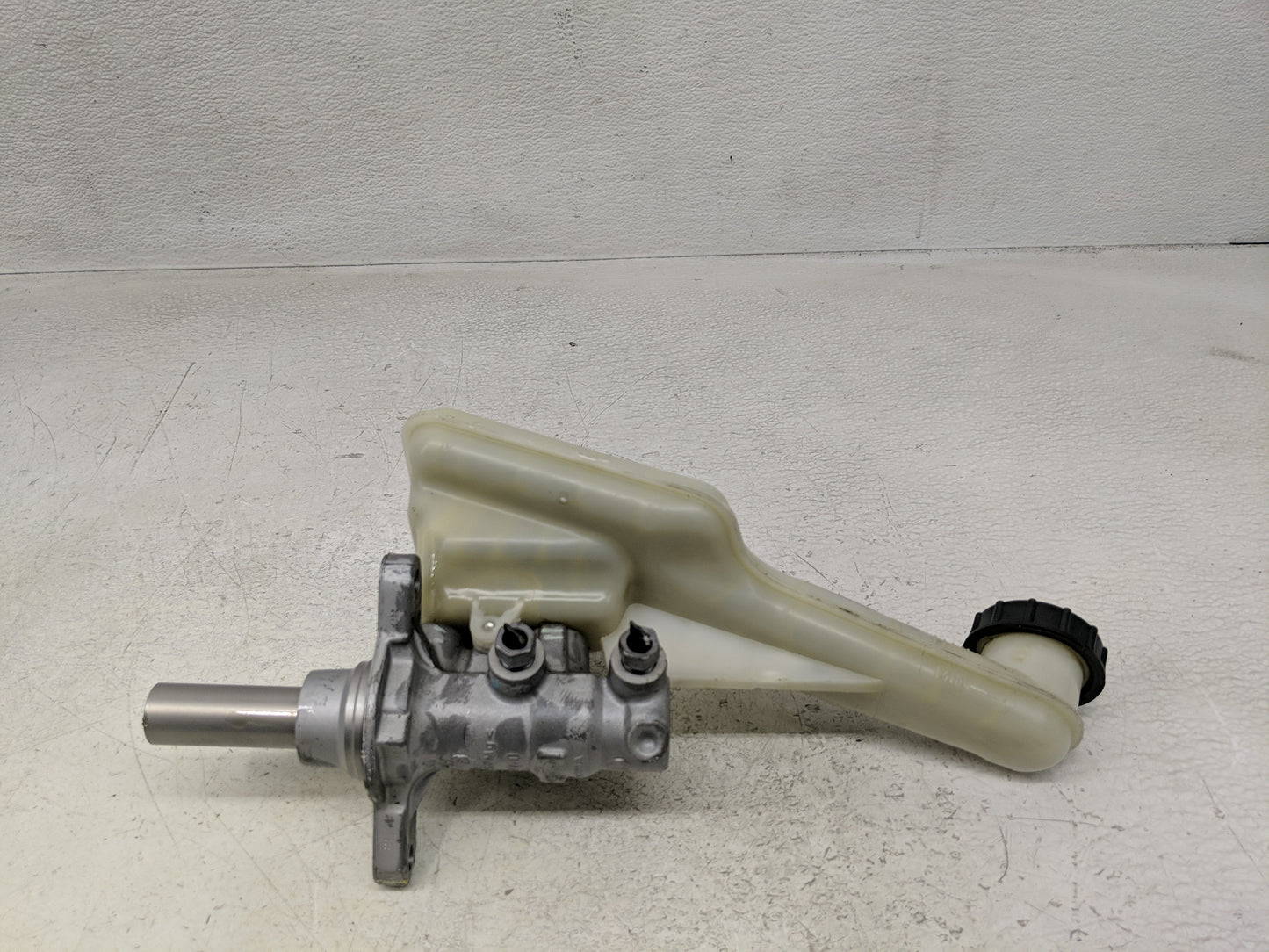 2013-2016 Ford Fusion Brake Master Cylinder - Oemusedautoparts1.com