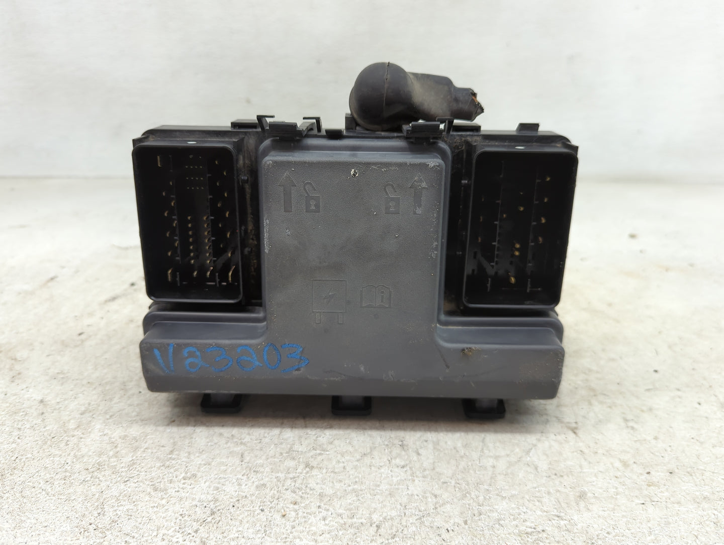 2013-2014 Ford Fusion Fusebox Fuse Box Panel Relay Module P/N:DG9T 14A067BF Fits Fits 2013 2014 OEM Used Auto Parts - Oemuse