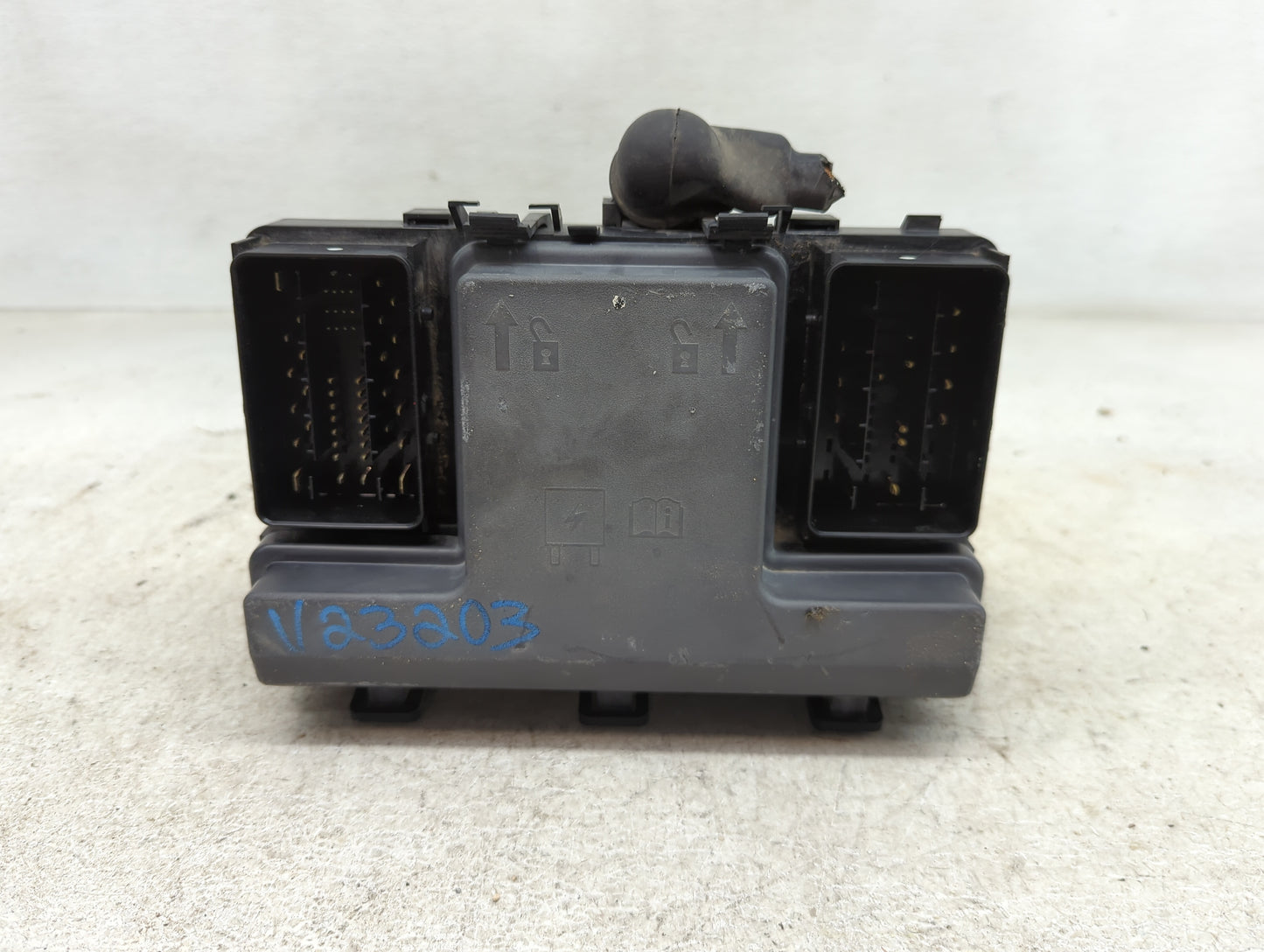2013-2014 Ford Fusion Fusebox Fuse Box Panel Relay Module P/N:DG9T 14A067BF Fits Fits 2013 2014 OEM Used Auto Parts - Oemuse
