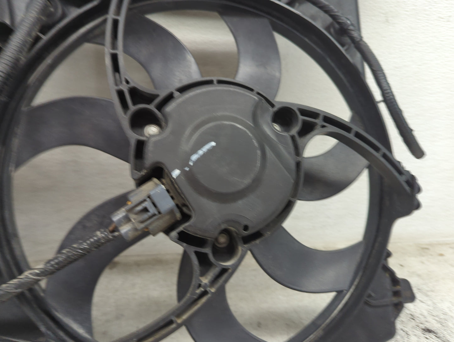 2013-2014 Ford Fusion Electric Radiator Cooling Fan Motor Assembly P/N:DG93-8C607-BD Fits Fits 2013 2014 OEM Used Auto Parts