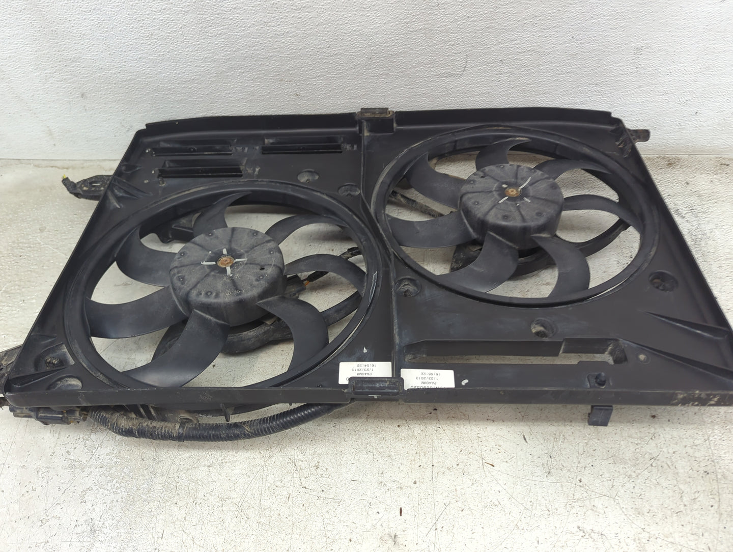 2013-2014 Ford Fusion Electric Radiator Cooling Fan Motor Assembly P/N:DG93-8C607-BD Fits Fits 2013 2014 OEM Used Auto Parts