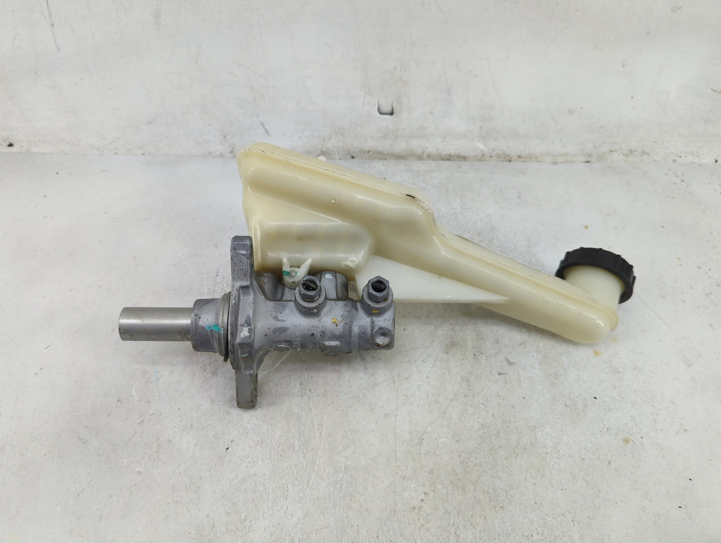 2013-2016 Ford Fusion Brake Master Cylinder 1489073 - Oemusedautoparts1.com