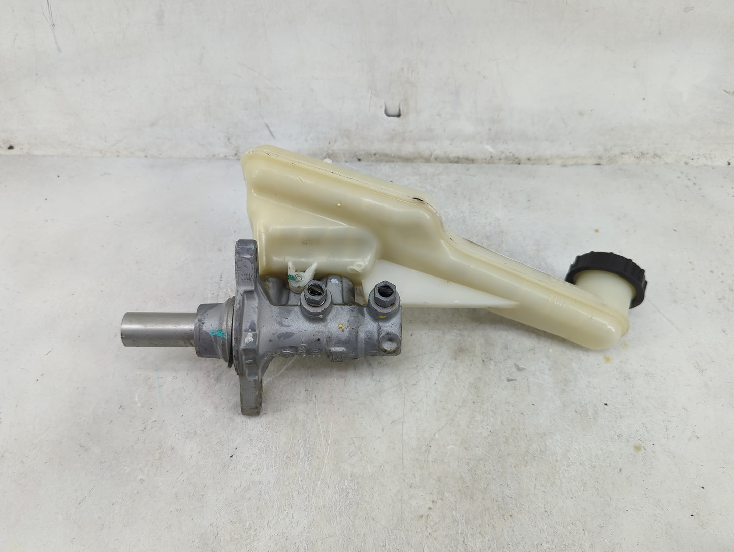 2013-2016 Ford Fusion Brake Master Cylinder 1489073 - Oemusedautoparts1.com
