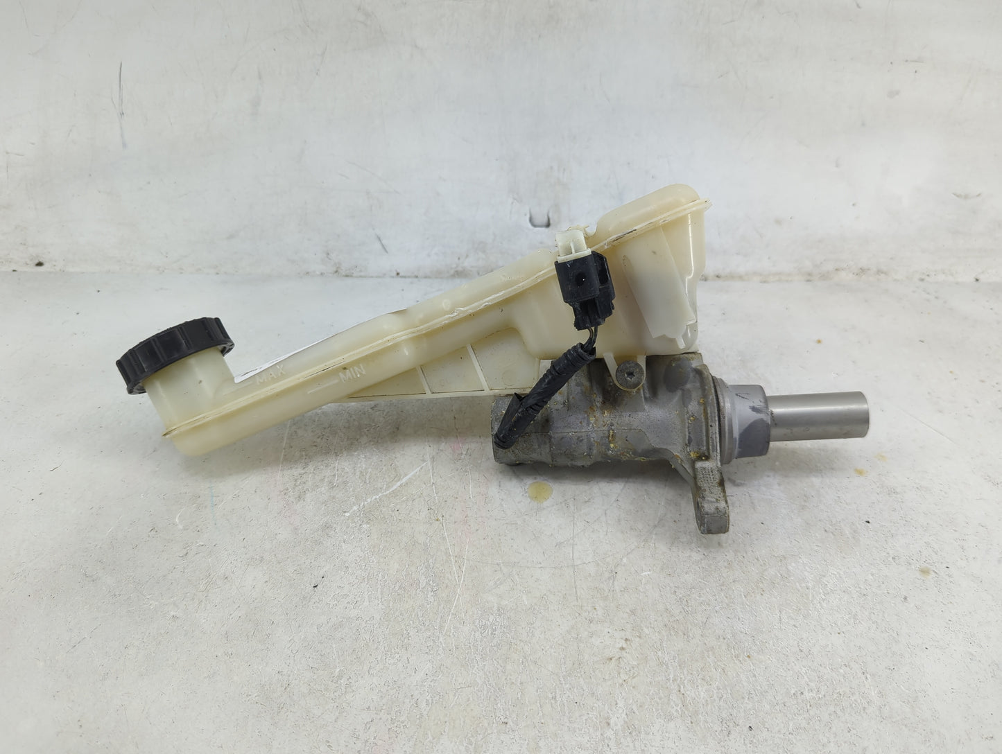 2013-2016 Ford Fusion Brake Master Cylinder 1489073 - Oemusedautoparts1.com