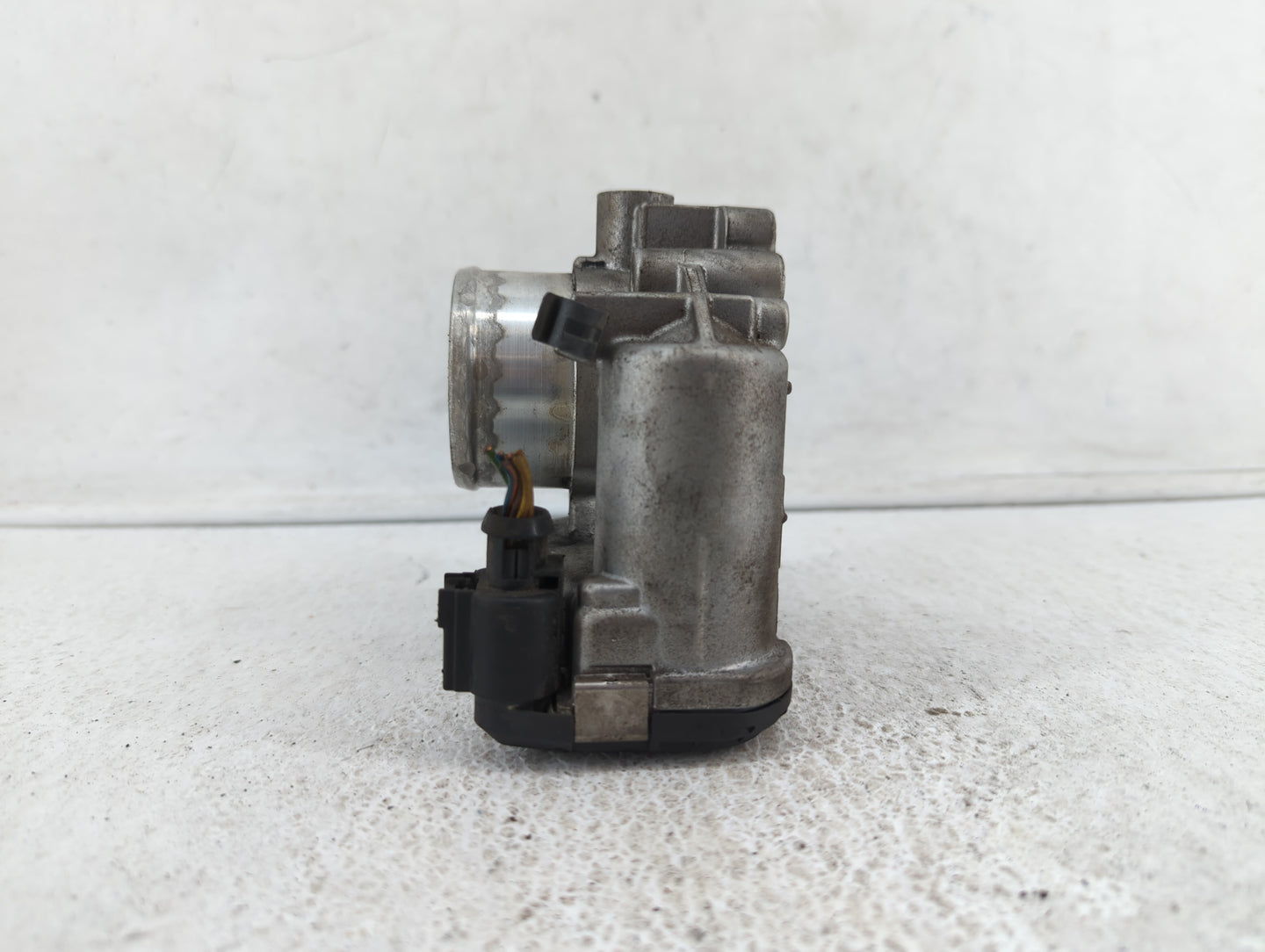 2013-2014 Ford Fusion Throttle Body P/N:7S7G-9F991-CA Fits Fits 2013 2014 2015 2016 2017 2018 2019 OEM Used Auto Parts - Oem