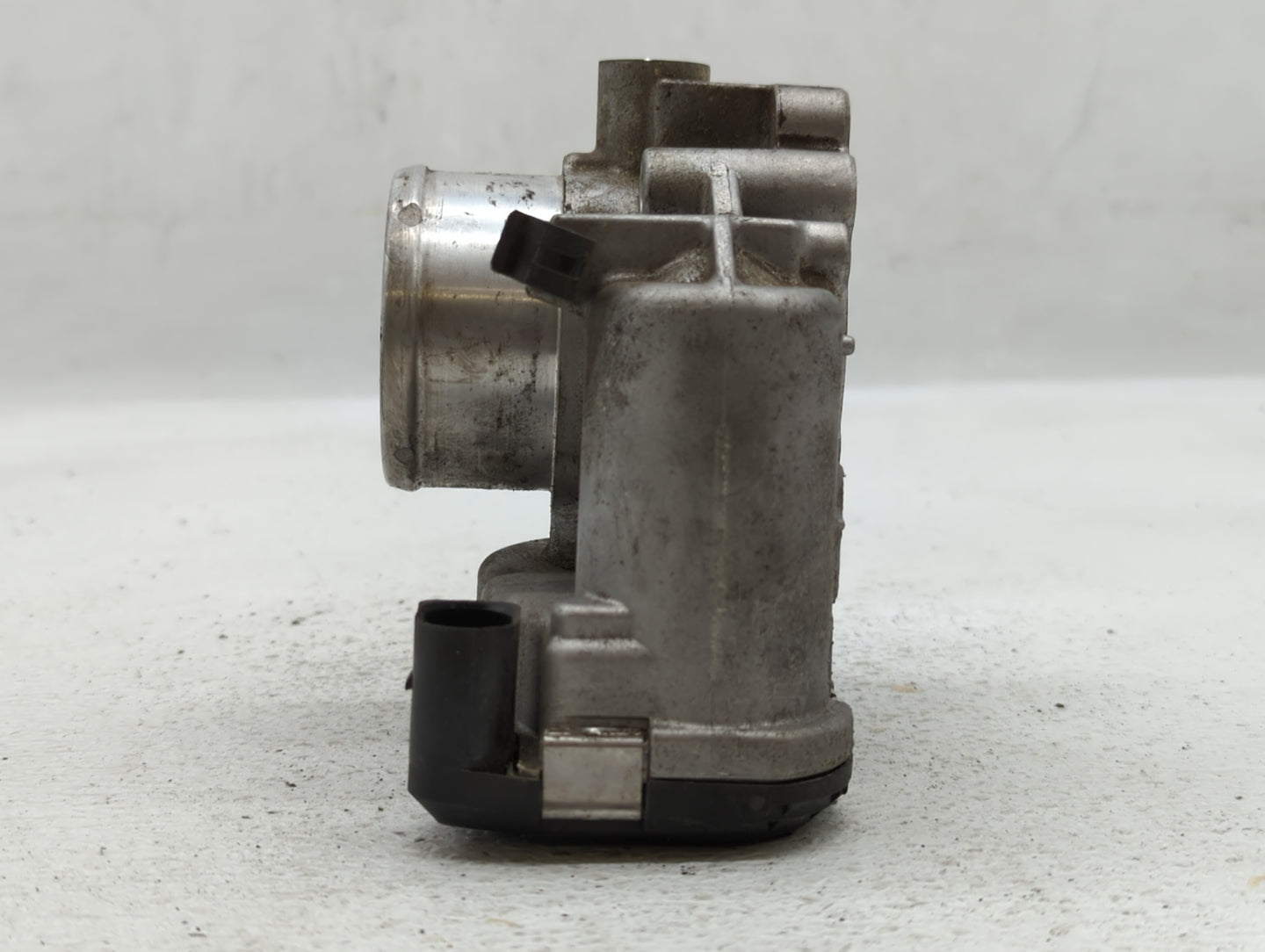 2013-2014 Ford Fusion Throttle Body P/N:7S7G-9F991-CA Fits Fits 2013 2014 2015 2016 2017 2018 2019 OEM Used Auto Parts - Oem