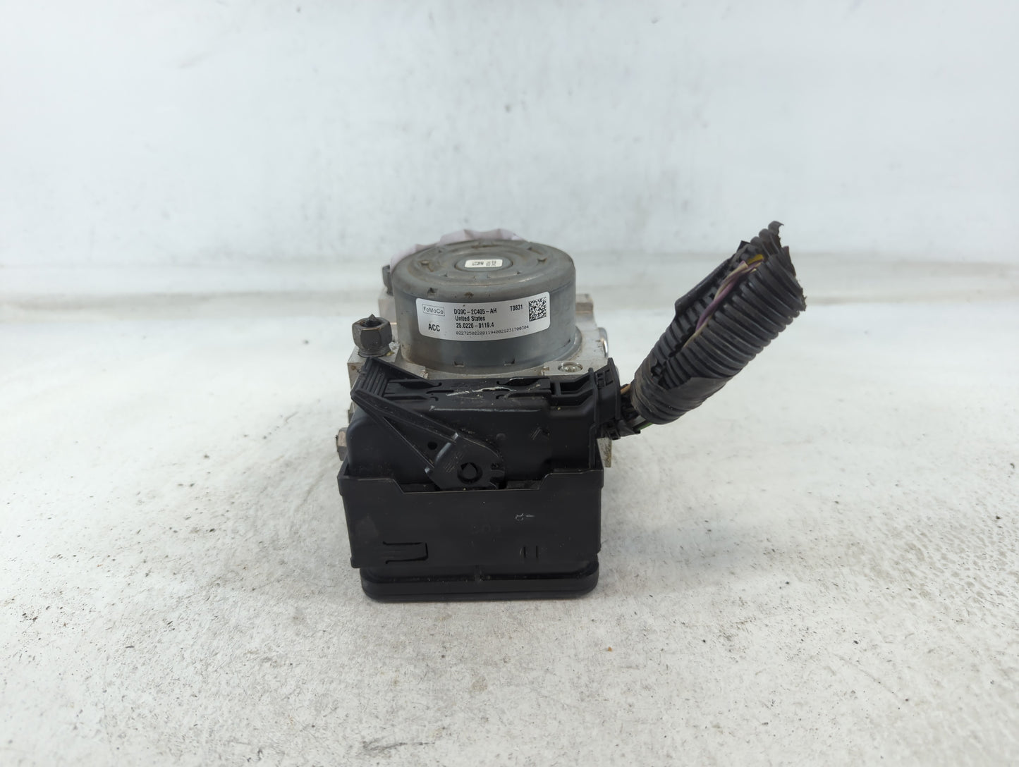 2013 Ford Fusion ABS Pump Control Module Replacement P/N:DG9C-2C405-AH Fits OEM Used Auto Parts - Oemusedautoparts1.com