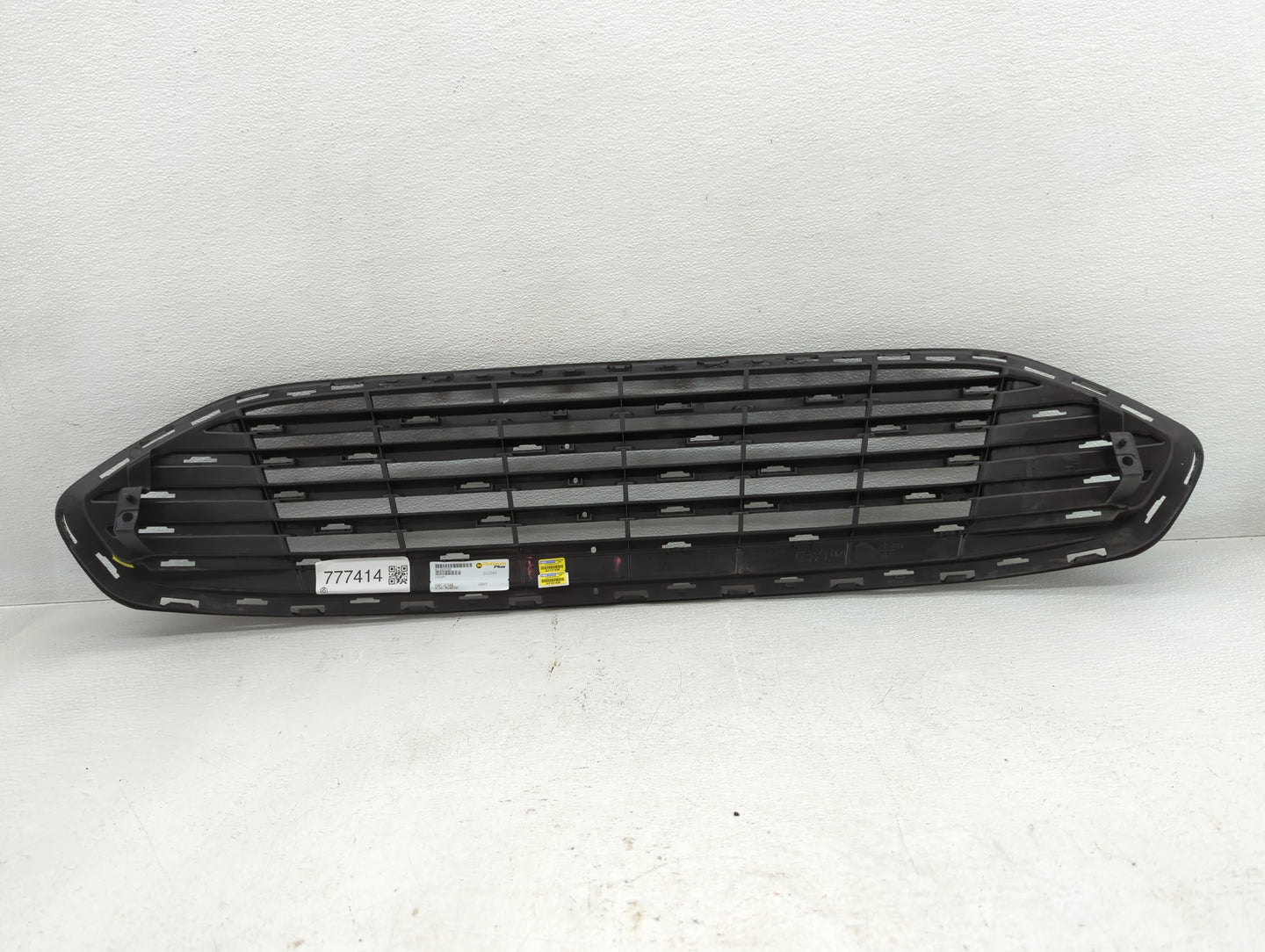 2013-2016 Ford Fusion Front Grille Bumper Not Included - Oemusedautoparts1.com